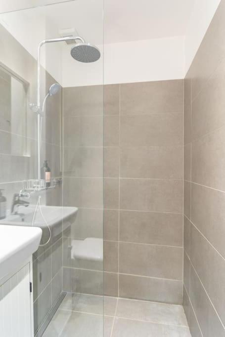 Cozy Apartment In Christianshavn W Two Balconies. Kopenhagen Bagian luar foto